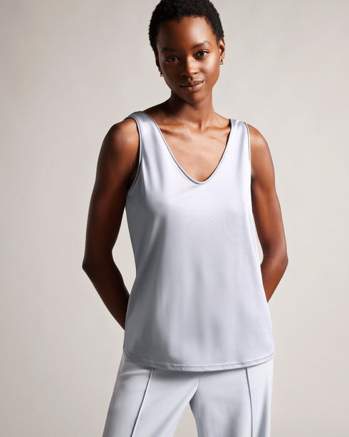 SHAVON-Tops-Step up your casual style with this must-have slouchy vest. SHAVON's V-neck and low back provide a comfortable, relaxed fit, while the sleeveless design makes it perfect for layering. The eye-catching embroidered magnolia and contrast stitching add a touch of charm, and the stretch fabric promises all-day comfort. Slouchy vest Rounded V-neck Low back Sleeveless Embroidered magnolia Stretch fabric Contrast stitching Amy is 5'9.5" / 1.77m and wears Black in a Ted size 1- Ted Baker Romania